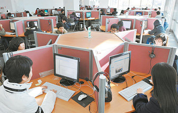 인하대 학생들이 2003년 개관한 정석학술정보관에서 인터넷을 활용해 정보를 검색하고 있다. 사진 제공 인하대