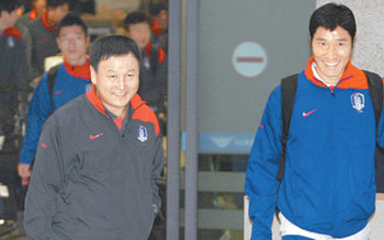 축구 국가대표팀 허정무 감독(왼쪽)이 20일 오후 환하게 웃으며 인천국제공항을 통해 입국하고 있다. 오른쪽은 국가대표 장신 스트라이커 정성훈. 인천=연합뉴스