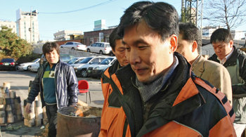 불법 정치자금 수수 혐의로 구속영장이 발부됐으나 이를 거부하고 서울 영등포 당사에서 농성을 벌여 온 민주당 김민석 최고위원이 21일 법원의 영장실질심사를 받기로 결정했다. 연합뉴스