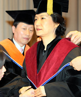 21일 부산 부경대 본관 대강당에서 명예 정치학 박사 학위를 받고 있는 한나라당 박근혜 전 대표. 부산=연합뉴스