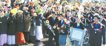 17세 이하 여자 축구 월드컵 우승 북한 선수단 환영식국제축구연맹(FIFA) 17세 이하(U-17) 여자축구월드컵 결승전에서 미국을 꺾고 16일 우승한 북한 여자축구대표팀이 21일 평양에 도착해 시민들의 환영을 받고 있다. 평양=조선중앙통신 연합뉴스