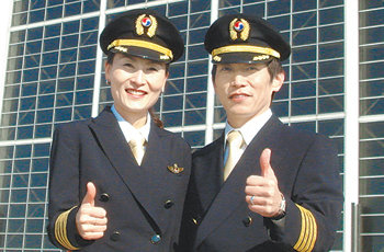 국내 첫 민항기 부부 기장인 김현석 씨(오른쪽)와 아내 황연정 씨. 사진 제공 대한항공