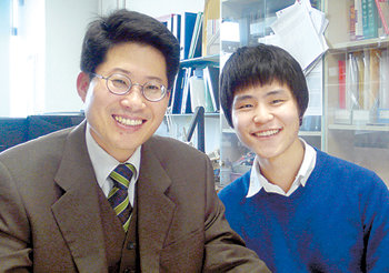 영남대 생명공학부 4학년 박기훈 씨(오른쪽)가 조경현 지도교수와 함께 연구실에서 활짝 웃고 있다. 이권효 기자