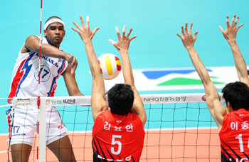 높이가 다르네& 대한항공의 쿠바 용병 요스레이더 칼라(왼쪽)가 23일 인천 도원체육관에서 열린 프로배구 V리그 LIG손해보험과의 경기에서 상대 블로커 김요한과 이종화(오른쪽)를 앞에 두고 스파이크를 하고 있다. 이날 칼라는 22득점을 올리며 활약했다. 인천=연합뉴스