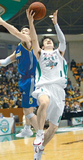 프로농구 동부 이광재(오른쪽)가 23일 삼성과의 홈경기에서 상대 이정석의 수비를 피해 골밑 슛을 시도하고 있다. 원주=연합뉴스