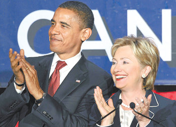 라이벌서 동지로 버락 오바마 미국 대통령 당선인(왼쪽)이 힐러리 클린턴 국무장관 내정자와 7월 초 뉴욕에서 열린 ‘오바마 후원 여성과의 조찬’ 행사에 참석한 모습. 두 사람은 6월 민주당 경선이 끝난 뒤 협력적인 관계를 유지해 왔다. 동아일보 자료 사진