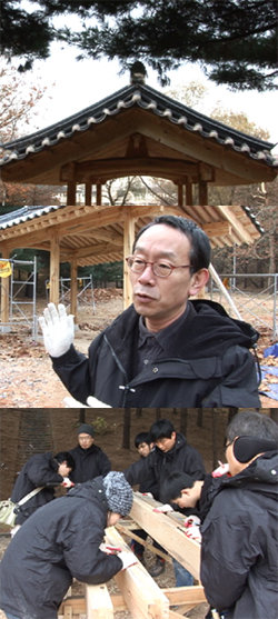 서울대학교 공과대 건물 뒤편 ‘한옥짓기’ 수업 현장에서 만난 전봉희 교수와 학생들.