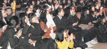 경북 안동지역 중고교생들이 24일 ‘친구야! 문화예술과 놀자’ 공연을 보면서 즐거워하고 있다. 사진 제공 안동시