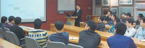 디지털가전(DA)사업본부 산하 컴프레서&모터사업부 직원들이 11일 같은 본부 내 에어컨사업부의 생산라인을 둘러본 뒤 에어컨사업부 관계자로부터 현황에 대한 설명을 듣고 있다. 사진 제공 LG전자