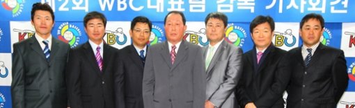 내년 3월 열리는 제2회 월드베이스볼클래식(WBC)에 나갈 한국야구대표팀 사령탑을 맡은 한화 김인식 감독(가운데)이 25일 서울 강남구 도곡동 야구회관에서 열린 기자회견을 마치고 코칭스태프와 포즈를 취했다. 왼쪽부터 김민호 류중일 양상문 코치, 김 감독, 김성한 이순철 강성우 코치. 연합뉴스