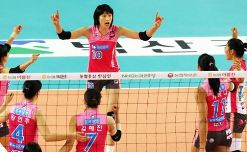 김연경 2000득점 돌파 “이렇게 좋을 수가”25일 충남 천안 유관순체육관에서 열린 프로배구 V리그 흥국생명-GS칼텍스의 경기. 이날 여자선수 사상 첫 2000득점을 돌파한 흥국생명 김연경(10번)이 경기 중 동료들과 코트 중앙에 모이며 환호하고 있다. 천안=연합뉴스