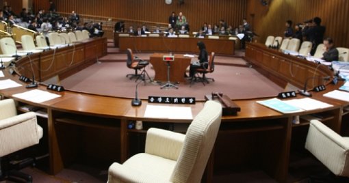 증인들만 자리 지키는 국회?25일 국회 쌀 소득보전 직불금 국정조사특위가 첫 기관보고를 받았지만 직불금 부당수령 책임에 대한 여야공방 과정에서 의원들은 대부분 자리를 비우고 증인들만 자리를 지키고 있다. 연합뉴스