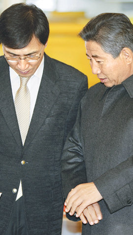 25일 충남 논산시 강경읍 강경젓갈시장을 방문한 노무현 전 대통령(오른쪽)이 민주당 안희정 최고위원과 얘기하고 있다. 논산=연합뉴스