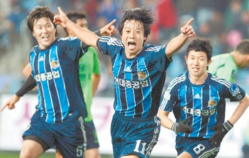 “내가 넣었다” 울산 현대 염기훈(가운데)이 26일 전북 현대와의 프로축구 K리그 준플레이오프 경기에서 전반 40분 헤딩 결승골을 넣은 뒤 환호하며 그라운드를 질주하고 있다. 울산=연합뉴스