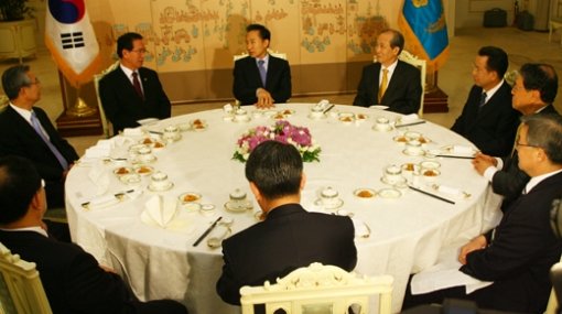 이명박 대통령(가운데)이 26일 김형오 국회의장, 이용훈 대법원장, 한승수 국무총리 등 3부 요인과 헌법기관장을 청와대로 초청해 만찬을 함께하며 순방 성과를 설명하고 있다. 이종승 기자