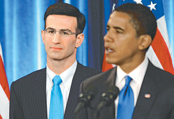 버락 오바마 미국 대통령 당선인(오른쪽)이 25일 기자회견을 갖고 차기 대통령 직속 예산실장에 내정된 피터 오재그 의회 예산국장을 소개하고 있다. 시카고=EPA 연합뉴스