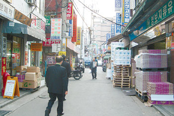 서울 중구 충무로에서 을지로 입구로 이어지는 인쇄거리. 연말이면 짐을 싣고 내리는 차량과 인파로 가득했던 이곳은 최근 경기 불황으로 기업들의 주문이 급감하면서 썰렁한 모습을 보이고 있다. 한우신 기자