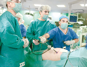 프랑스의 한 대학병원에서 의사들이 복강경 수술을 시행하고 있다. 프랑스는 주치의를 거쳐야 대학병원에 갈 수 있는데 중병이거나 급한 경우가 아니면 진단서를 발급하지 않는다. 동아일보 자료 사진