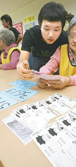 외로울수록 치매가 악화된다. 경기 용인시 노인복지회관 주간보호시설에서 자원봉사 대학생들이 치매에 걸린 할머니들과 함께 카드 놀이를 하고 있다. 동아일보 자료 사진