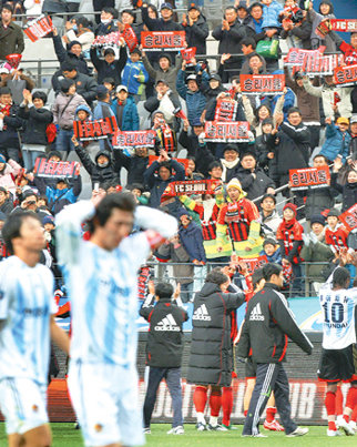 울산 현대를 4-2로 꺾고 챔피언결정전에 진출한 FC 서울 선수단이 추운 날씨에도 서울월드컵경기장을 찾은 2만5000여 명의 관중에게 인사를 하고 있다. 연합뉴스