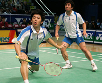 이용대(왼쪽)가 남자 복식 결승전에서 백핸드로 셔틀콕을 받고 있다. 정재성과 호흡을 맞춘 이용대는 2주 연속 금메달을 목에 걸었다. 사진 제공 국제배드민턴연맹