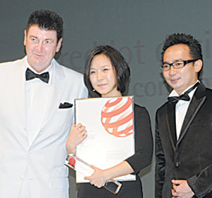 지난달 28일 싱가포르 레드닷 디자인박물관에서 ‘레드닷 디자인 어워드’의 ‘베스트 오브 베스트’상을 받은 이주은 씨(가운데). 이 씨 왼쪽은 레드닷 어워드의 피터 잭 회장, 오른쪽은 켄 쿠 아시아지역 회장. 싱가포르=황형준  기자