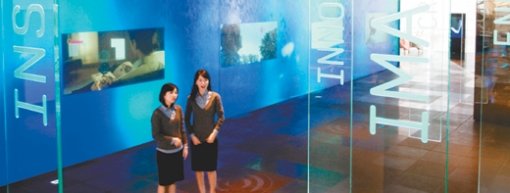 삼성전자 사옥에 마련돼 3일 개관하는 ‘삼성 딜라이트’는 첨단 정보기술(IT) 제품을 체험할 수 있는 공간과 회사의 역사와 현황, 비전 등을 알 수 있는 공간으로 나누어져 있다. 지상 2층의 모습. 사진 제공 삼성전자