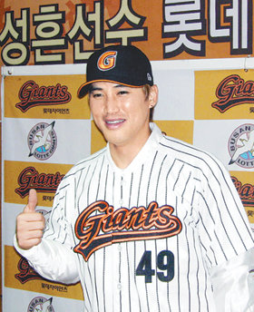 두산에서 이적한 홍성흔이 롯데 유니폼을 입고 내년 시즌 롯데를 최고의 팀으로 만들겠다며 엄지를 치켜세우고 있다. 부산=황태훈  기자