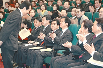 민주당 내 개혁파로 분류되는 김근태, 정동영 전 의원 계파 등이 함께 만든 조직인 ‘민주연대’가 2일 국회에서 출범식을 가졌다. 민주당 정세균 대표(왼쪽)가 참석해 인사하고 있다. 박경모 기자