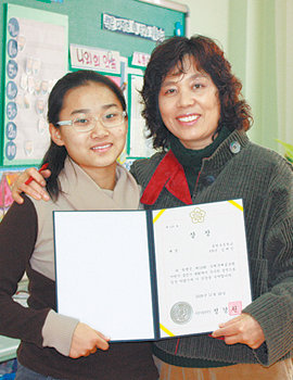 제16회 전국 어린이 글짓기 대회에서 대상을 차지한 전남 화순군 동면초등학교 김예인 양(왼쪽)과 지도교사 윤인순 씨. 사진 제공 동면초등학교