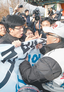 “살포 중단하라” vs “더 많이 보낼 것” 납북자가족모임 최성룡 대표(오른쪽) 등 북한에 전단을 보내려던 보수단체 회원들이 2일 경기 파주시 임진각 자유의 다리에서 대북 전단 살포를 막는 진보단체 회원들과 몸싸움을 벌이고 있다. 파주=김미옥 기자