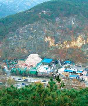 경기 남부에서 서울로 들어오는 관문 구실을 하는 남태령. 1946년부터 1978년까지 30년 넘게 활용된 채석장 터는 앞으로 채석장의 특색을 살린 공원으로 조성된다. 사진 제공 관악구