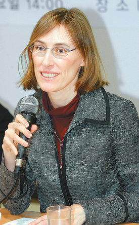 다양한 북한 어린이 구호 프로그램을 운영 중인 캐나다 기독교 자선기관인 ‘퍼스트 스텝스’의 수전 리치 대표가 3일 서울 중구 한국프레스센터에서 기자회견을 하고 있다. 연합뉴스