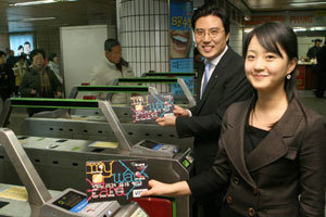 내년 2월부터 하나은행 ‘마이웨이 카드’로 ‘버스, 지하철 요금 100원 할인’ 혜택을 받으려면 매달 30만원 이상씩 이 카드를 ‘긁어야’ 한다. (동아일보 자료사진)