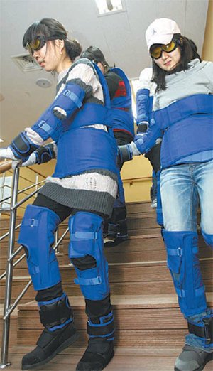 4일 경기 성남시에 문을 연 고령친화종합체험관에서 신구대 아동보육복지과 학생들이 노인 체험복장을 갖추고 계단을 내려오며 힘겨워하고 있다. 연합뉴스