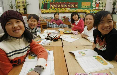 5일 충남 태안군 소원면 파도초등학교 4학년 아이들이 수업중 활짝 웃음 꽃을 터트리고 있다. 지난해 발생한 기름유출사고 직후에는 아이들의 얼굴에서 웃음을 찾아볼 수 없었다. 동아일보 지명훈 기자