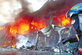 이천 물류센터 불… 6명 사망 1명 실종 5일 낮 경기 이천시 마장면의 서이천 물류센터에서 화재가 발생해 6명이 숨지고 1명이 실종됐다. 강한 바람 때문에 진화 작업은 더디게 진행돼 이날 밤까지도 진화 작업이 계속됐다. 경찰과 소방당국은 용접 중에 불이 난 것으로 보고 정확한 화재 원인을 조사 중이다. 이천=전영한 기자