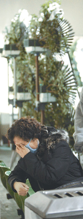 “이럴 수가…” 5일 발생한 경기 이천시 냉동창고 화재로 6명이 사망하고 1명이 실종됐다. 이천의료원 영안실에서 오열하는 유족들. 이천=박영대 기자