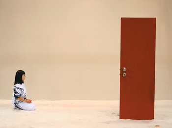 국립현대미술관의 ‘젊은 모색 2008’전에서 선보인 이진준의 영상작품 ‘붉은 문’. 사진 제공 국립현대미술관