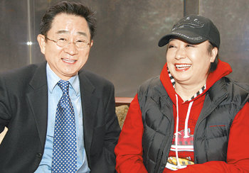 개그맨 이홍렬(왼쪽)과 가수 혜은이는 21일 디너쇼 ‘동행’에 대해 “중장년층이 공감할 수 있는 아기자기한 무대를 만들겠다”고 말했다. 김경제 기자