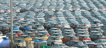 8일 인천 서구 원창동 BMW 차량물류센터에 출고 요청을 기다리는 차량들이 마당을 가득 채우고 있다. 최근 수입차 시장 위축으로 출고 요청을 받고 센터를 나가는 차량이 부쩍 줄었다. 원대연 기자