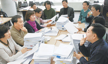 2009년 동아일보 신춘문예 예심이 본사 9층 회의실에서 열렸다. 심사위원들은 “전반적으로 응모작들의 수준이 높아졌고 현실에 대한 고민이 많이 느껴졌다”고 말했다. 왼쪽부터 은희경 우찬제 김미현 정지욱 송해성 권칠인 박형준 권혁웅 황종연 윤성희 박성원 씨. 김경제 기자