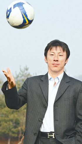 “이 축구공으로 돌풍을 일으키겠습니다.” 신태용 성남 일화 감독대행은 “코칭스태프와 선수, 프런트가 똘똘 뭉쳐 성남을 다시 K리그 최고 팀으로 만들겠다”고 말했다. 파주=양종구 기자