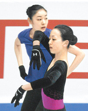 시선 엇갈린 라이벌 한국이 낳은 세계적인 피겨 스타 김연아(뒤)가 11일 경기 고양시 어울림누리 얼음마루에서 라이벌인 일본의 아사다 마오와 함께 훈련하고 있다. 공교롭게도 둘의 시선이 다른 곳을 향하고 있다. 고양=연합뉴스