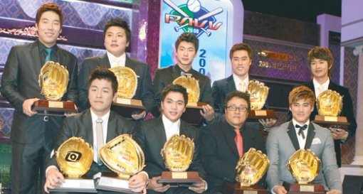 프로야구 2008 골든글러브 포지션별 수상자가 황금장갑을 들고 포즈를 취했다. 윗줄 왼쪽부터 시계 방향으로 외야수 김현수, 1루수 김태균, 투수 김광현, 2루수 조성환, 유격수 박기혁, 지명타자 홍성흔, 롯데 김무관 코치(외야수 가르시아 대신 수상), 외야수 이종욱, 포수 강민호. 3루수 김동주는 빠졌다. 박화용 스포츠동아  기자