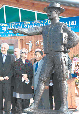 전남 강진군 병영면의 하멜기념관 앞에 세워진 ‘하멜 표류기’의 주인공 헨드릭 하멜의 대형 동상. 강진=연합뉴스