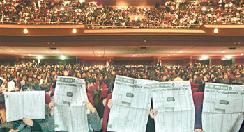 “어느 대학 갈까”… 대입설명회 뜨거운 열기 2009학년도 대학수학능력시험 성적이 발표된 다음 날인 11일 서울 동대문구 회기동 경희대 ‘평화의 전당’에서 열린 대학입시 정시지원 설명회에 참석한 학부모와 수험생들이 배치표를 보며 강사의 설명을 듣고 있다. 중앙학원, 김영일교육컨설팅, 유웨이중앙교육이 공동주최하고 동아일보가 후원한 이날 설명회에는 4000여 명의 학부모와 수험생이 몰려 뜨거운 열기를 보였다. 설명회는 12일 인천, 15일 부산과 대구, 16일 광주와 대전에서 계속 이어진다. 참석 예약 02-583-0125, www.kteacher.co.kr 박영대 기자