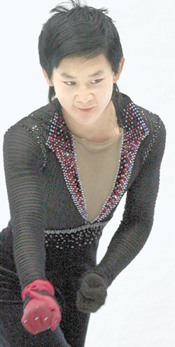 독립운동가 민긍호 선생의 고손자로 관심을 모은 데니스 텐이 11일 주니어 남자 싱글 쇼트프로그램에서 역동적인 연기를 펼치고 있다. 텐은 12일 프리스케이팅에서 한국 팬들의 응원 속에 119.75점을 얻으며 총점 180.34점으로 5위를 차지했다. 고양=연합뉴스