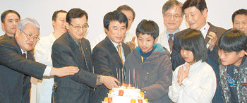 12일 삼성서울병원에서 열린 ‘신장이식인, 간이식인이 함께하는 송년회’에서 장기이식수술을 받고 건강을 되찾은 수혜자와 기증자들이 축하케이크를 자르고 있다. 사진 제공 삼성서울병원