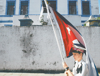 쿠바 북부 도시 카르데나스에서 6일 국기를 든 소년이 1999년 미국으로 밀입국하려던 쿠바 소년을 둘러싼 미국-쿠바 간 외교전에서 쿠바가 승리한 것을 기념하는 행진을 벌이고 있다. 내년 1월 1일 사회주의혁명 50주년 기념일을 앞두고 쿠바 정부는 혁명의 성과를 강조하고 있지만 한편에서는 정치·경제적인 변화를 갈망하는 목소리가 높다. 카르데나스=로이터 연합뉴스